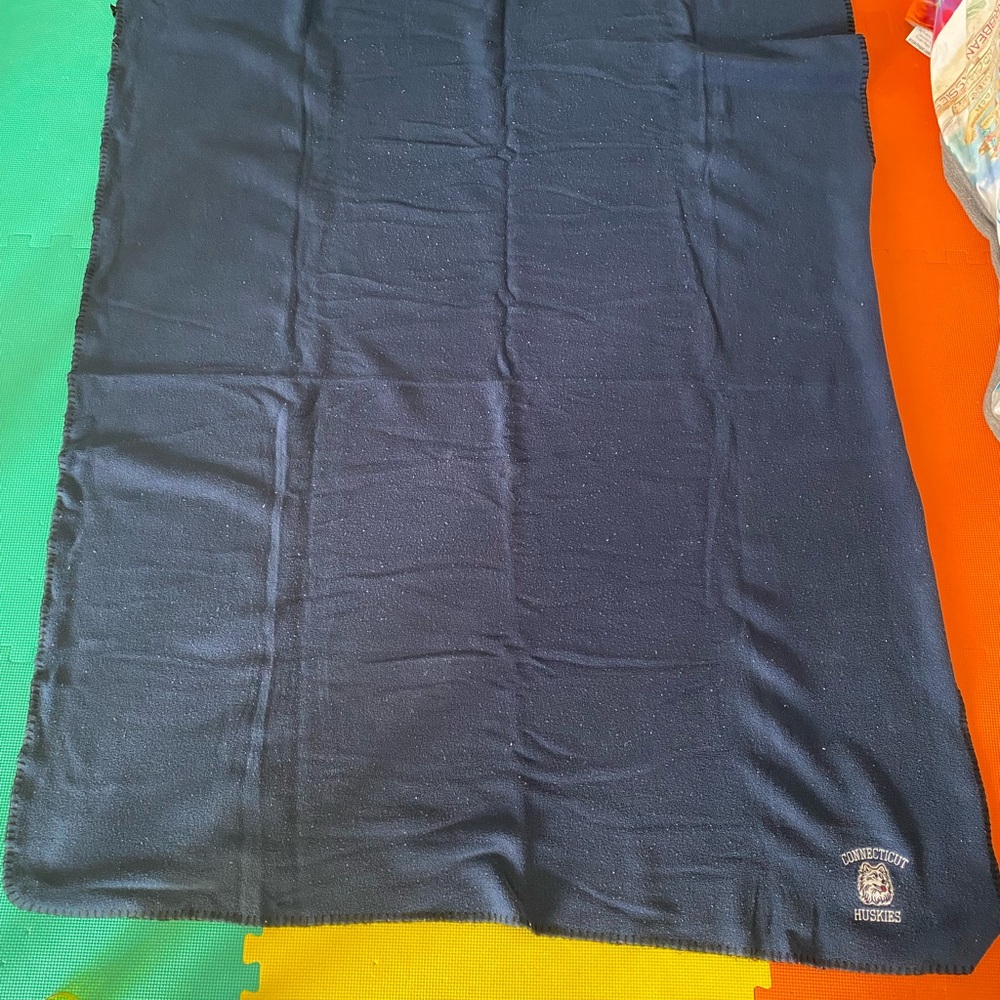 UCONN vintage fleece blanket - Picture 3 of 5